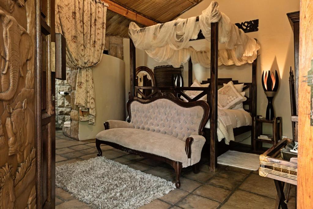 彼得勒蒂夫De Loft Guesthouse的一间卧室配有一张天蓬床和一把椅子