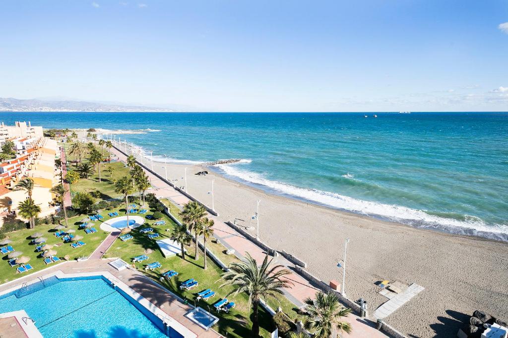 马拉加索尔瓜达尔玛尔酒店的享有海滩、游泳池和大海的景色