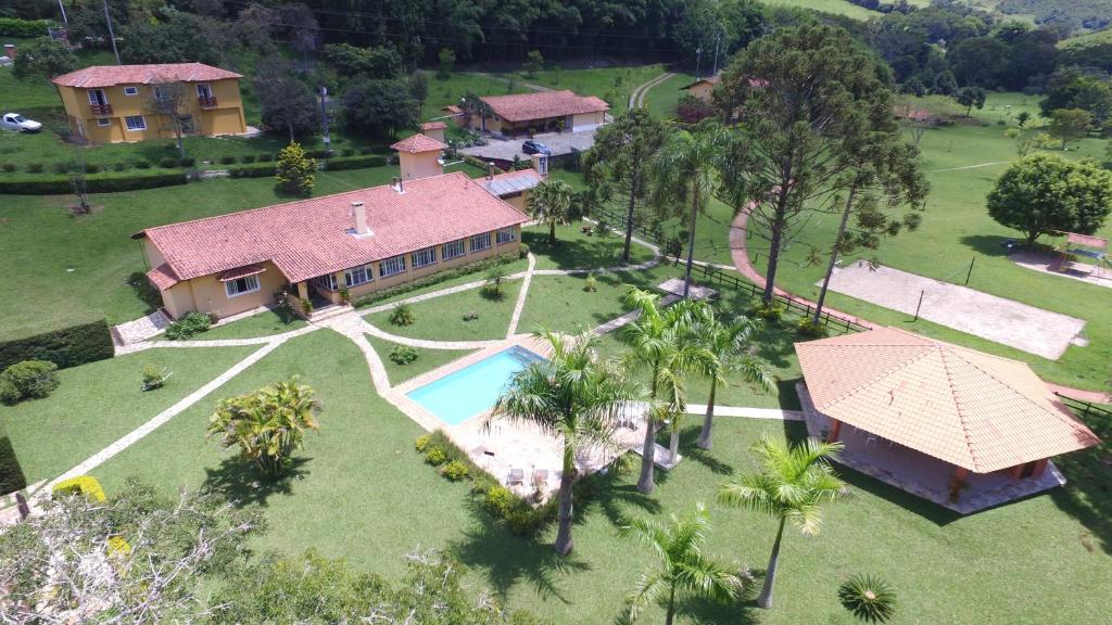 伊塔蒙蒂Pousada Ribeirão do Ouro的享有带游泳池的房屋的空中景致