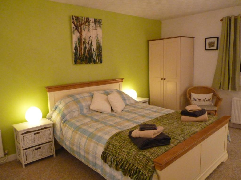 布朗顿The Farthings的一间卧室配有一张床,上面有两条毛巾