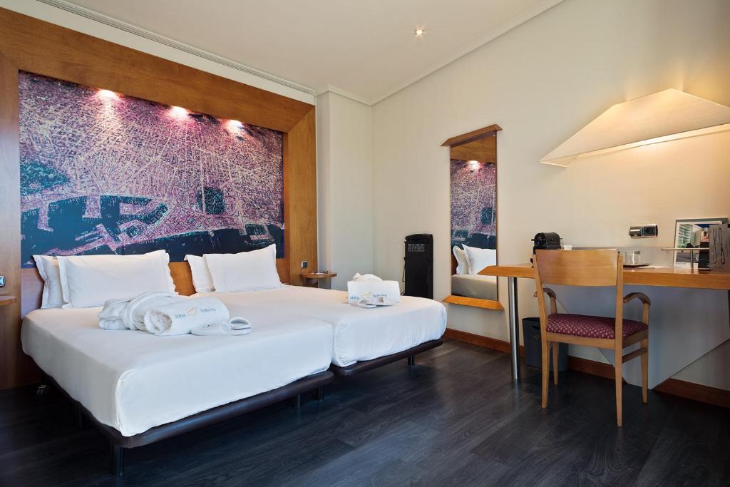 巴塞罗那阿巴桑兹酒店的酒店客房设有一张大床和一张书桌。