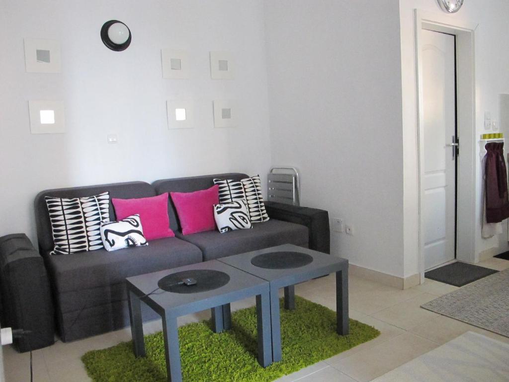 蒂瓦特Apartment Annika的客厅配有沙发和桌子