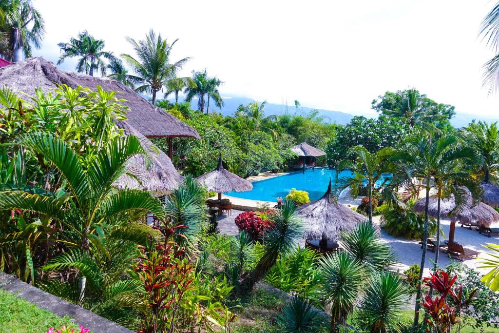 丹戎龙目岛麦丹娜度假酒店的享有带游泳池的度假村的空中景致