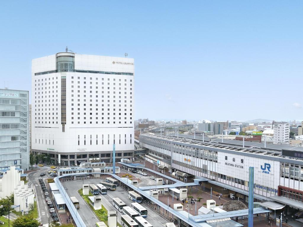 冈山冈山格兰比亚酒店的城市的顶部景观,包括建筑和火车