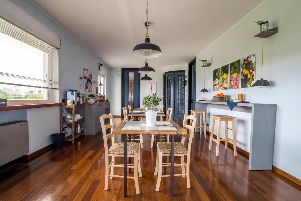 莫诺波利A casa di Alberto的厨房以及带桌椅的用餐室。