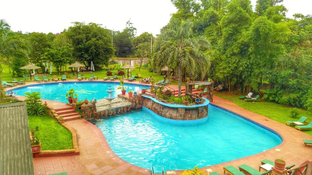伊瓜苏港卡门酒店的享有度假村游泳池的顶部景致
