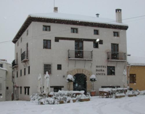 雷克纳多纳安妮塔酒店及餐厅的前面有雪的白色大建筑