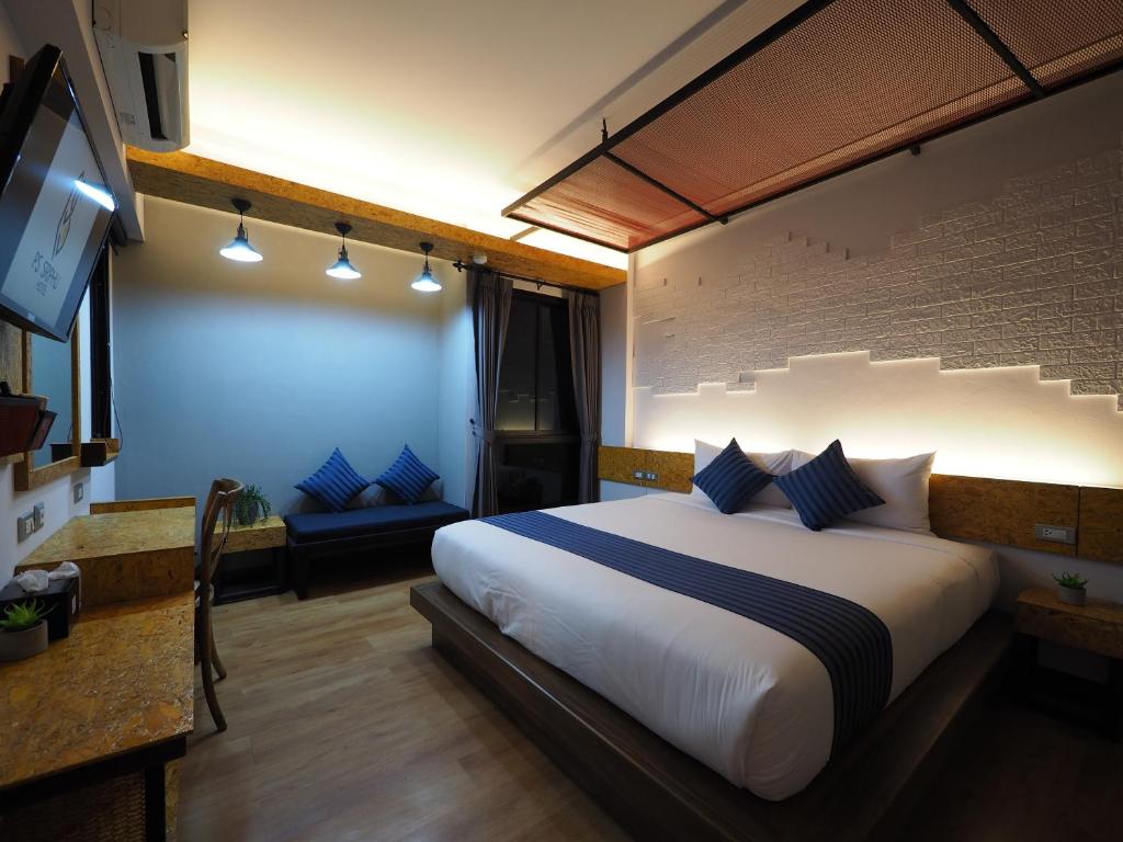 合艾PS斯普利弗酒店的一间卧室配有一张带蓝色枕头的大床