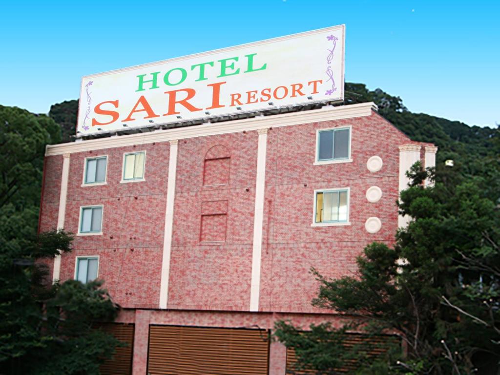 DaitōSari Resort Daito (Adult only)的山德拉戈塔酒店顶部的标志
