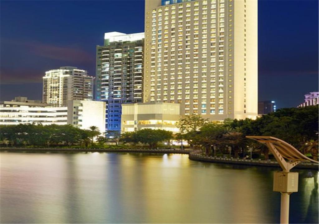厦门厦门航空金雁酒店（全新室内无边泳池）的享有拥有高楼和河流的城市美景