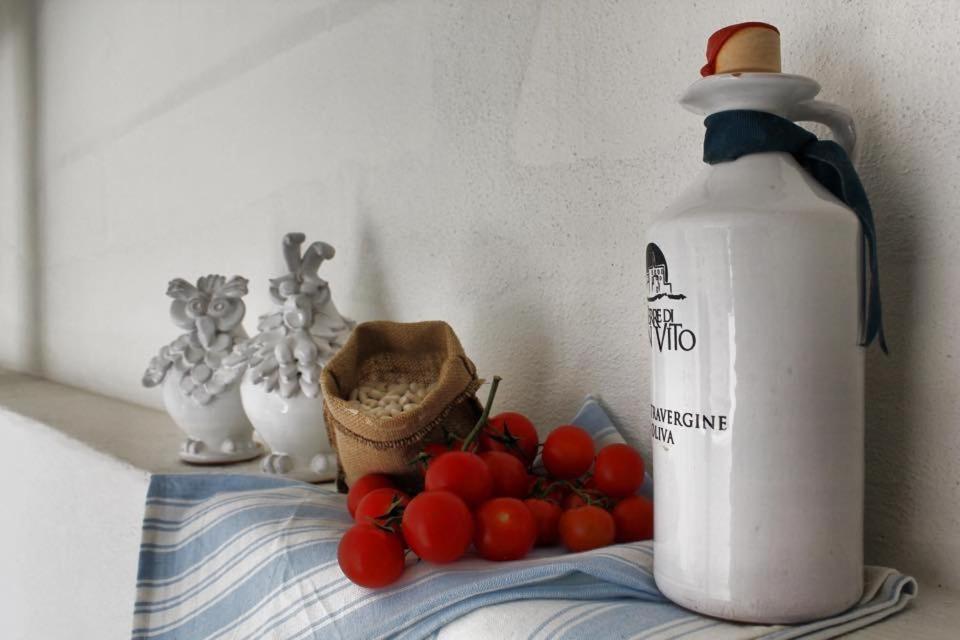 滨海波利尼亚诺La Casetta 19的一瓶牛奶,紧挨着一束西红柿