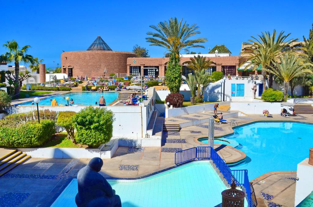 阿加迪尔El Pueblo Tamlelt的一个带棕榈树大型游泳池的度假酒店
