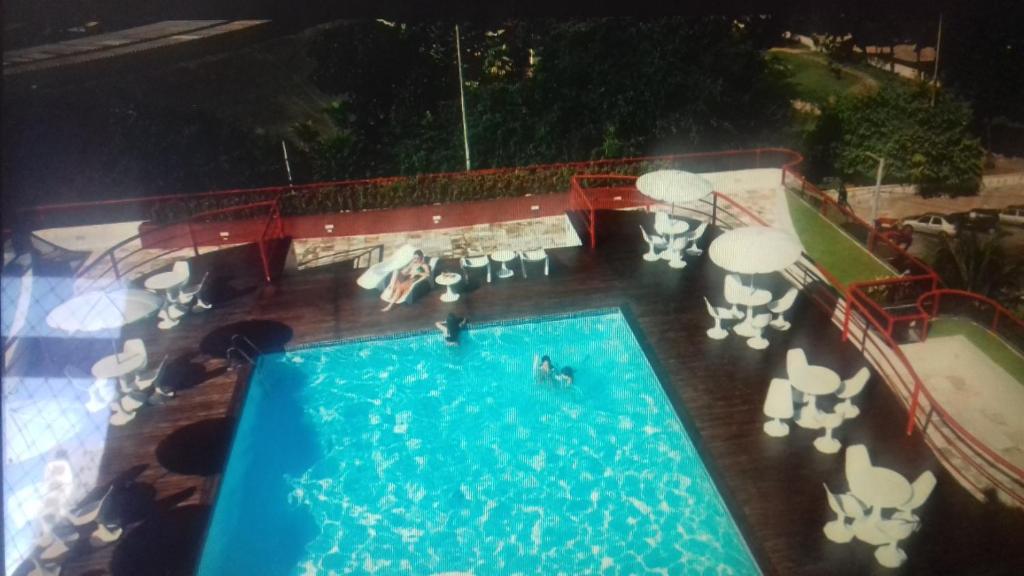 若昂佩索阿Hotel Victory Business Flat Beira Mar Tambaú的享有游泳池的顶部景色