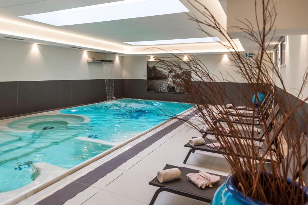 阿科Villa Italia Luxury Suites and Apartments的一个带大型游泳池的房间的大型游泳池