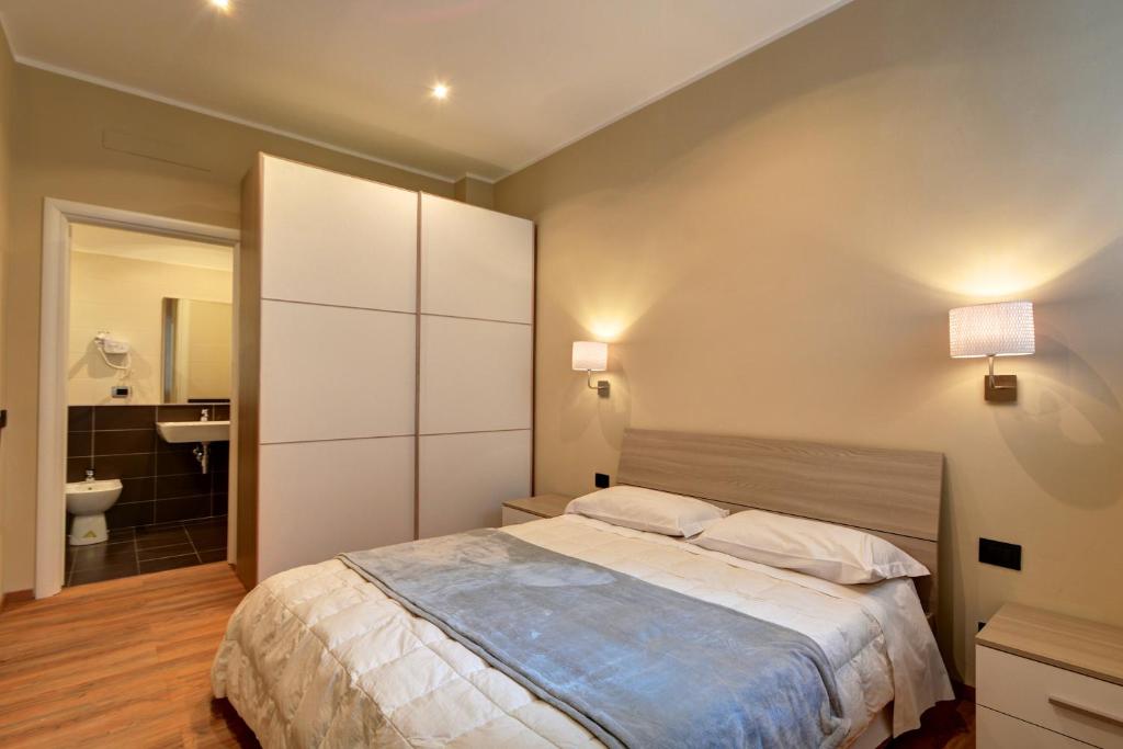 都灵马特奥迪25号酒店的一间带大床的卧室和一间浴室