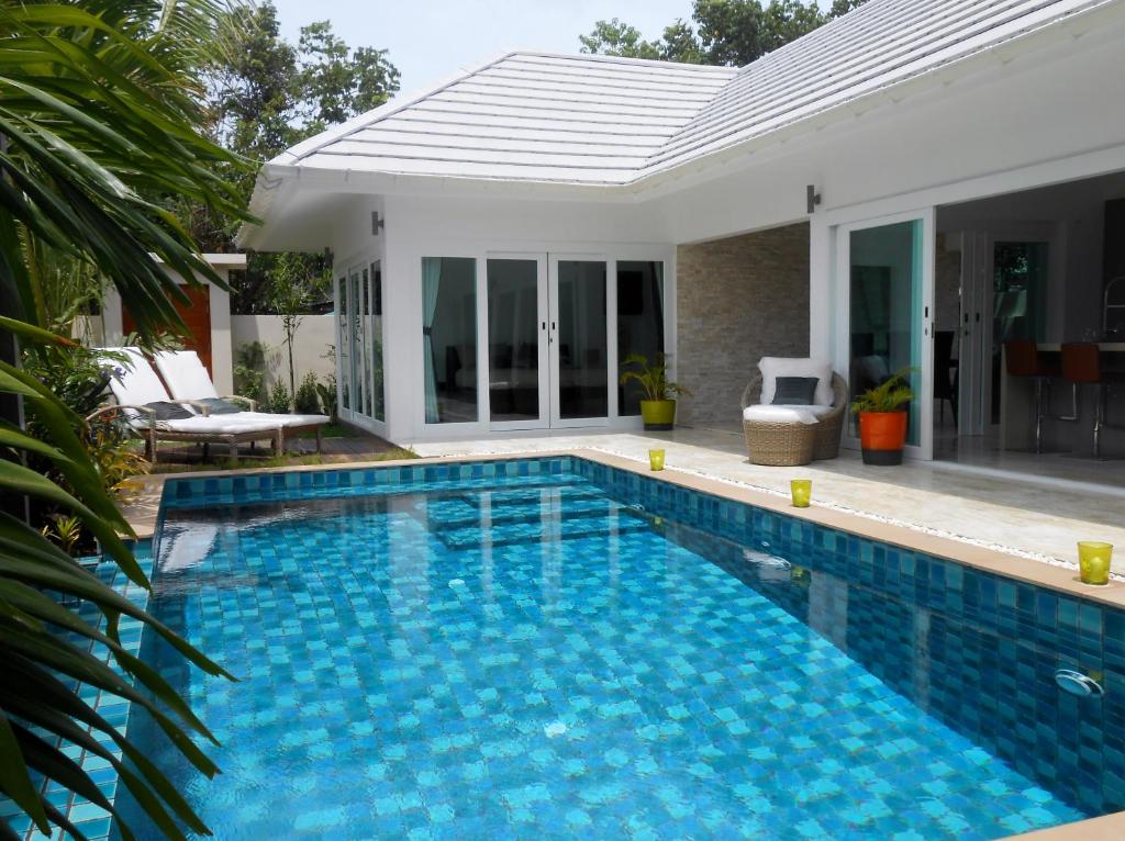 班泰Baan Tai Tara 4的别墅前的游泳池