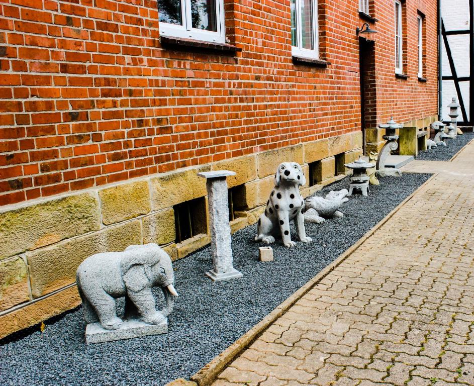 LiebenburgStonegalerie的一组动物雕像,靠近砖砌的建筑