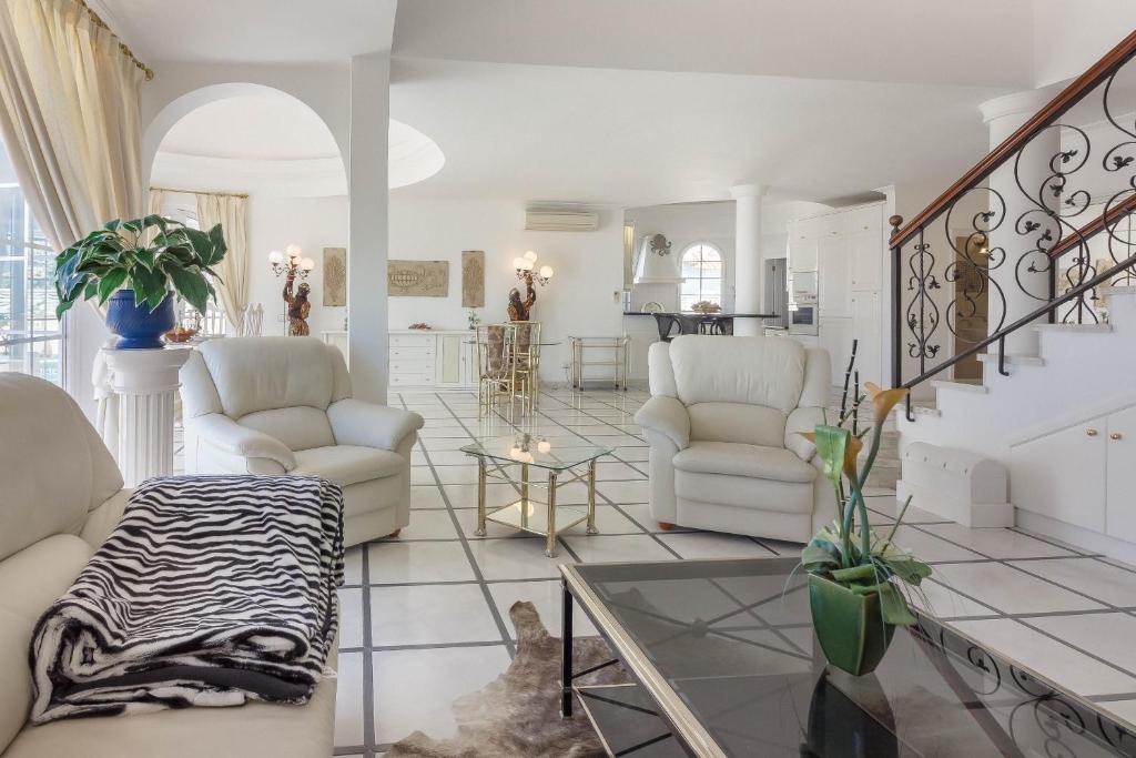 阿德耶Villa Sunny的客厅配有白色家具和楼梯