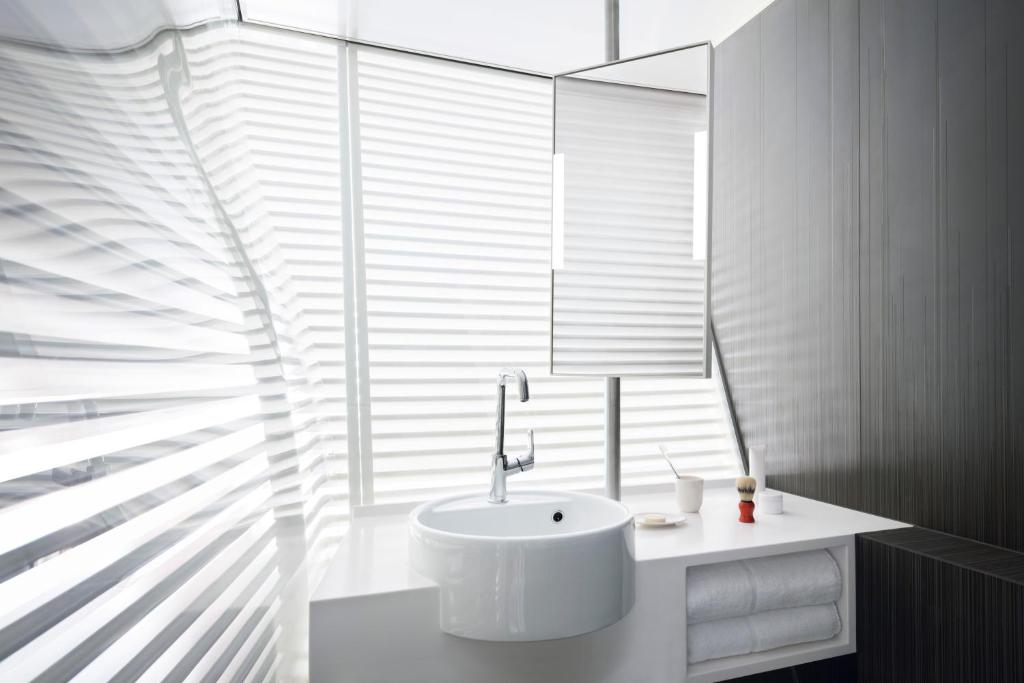 巴约讷巴约讷中心奥科酒店的一间带白色水槽和窗户的浴室