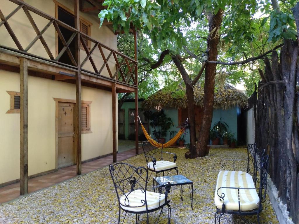 巴拉奥纳省圣克鲁斯罗洛图尔托酒店的房屋前设有带椅子和吊床的庭院。