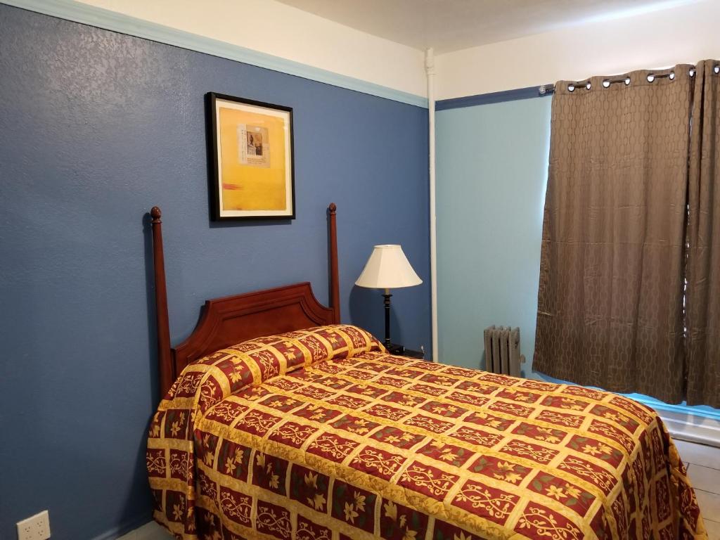 旧金山佩知酒店的一间卧室设有一张床和蓝色的墙壁