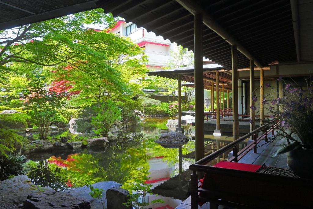 日光鬼怒川玉门诺托吉大酒店的从房子的门廊可欣赏到花园景色