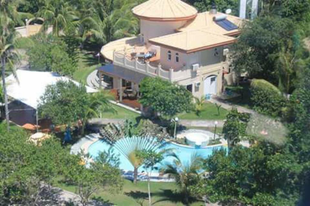 隆卡比鲁日落潜水海滩度假村的享有带游泳池的房屋的空中景致