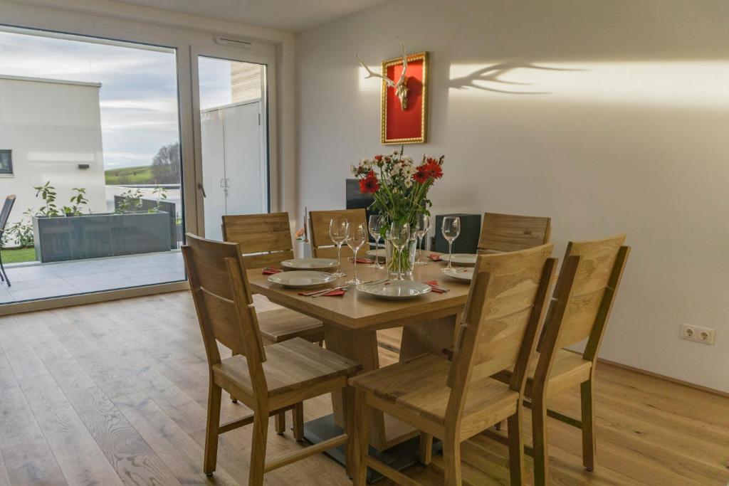 萨尔茨堡里格勒托别墅公寓的一间带木桌和椅子的用餐室