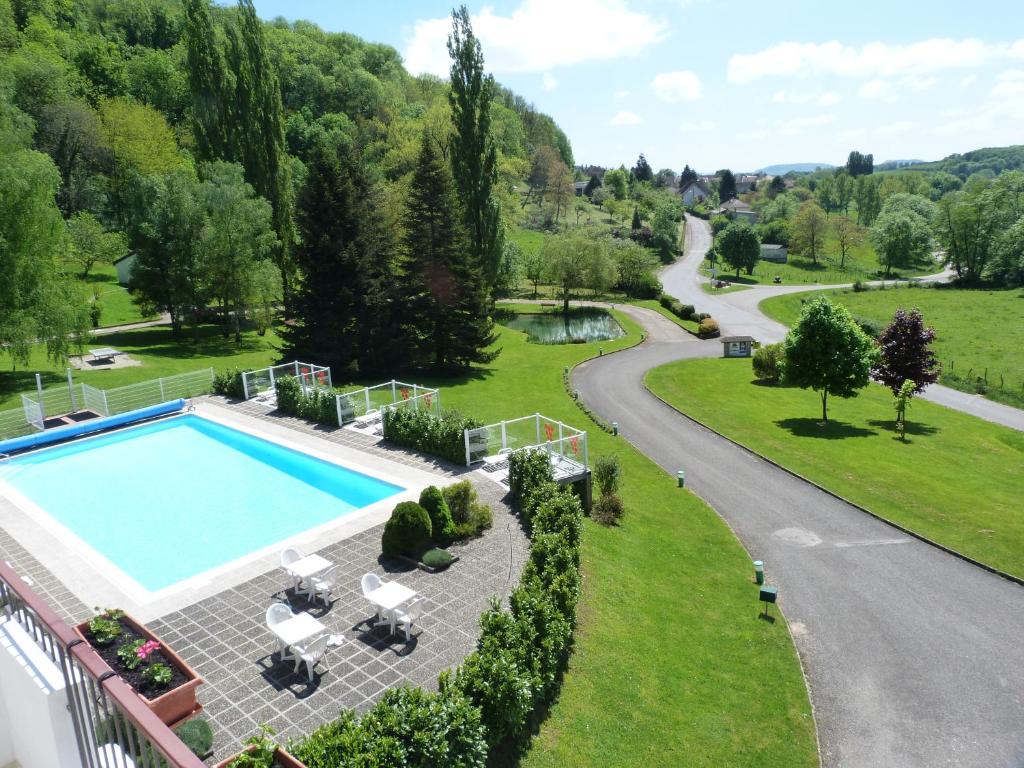 帕塞南Domaine du Revermont - Logis Hotel的享有带游泳池和道路的度假村的空中景致