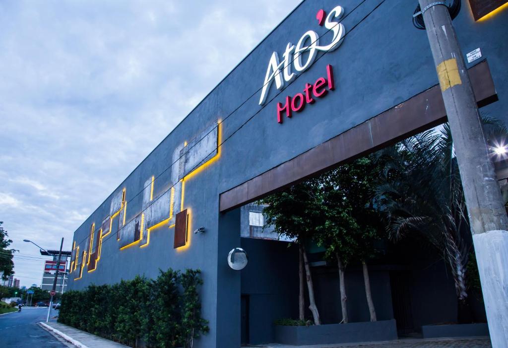 圣保罗Motel Atos ADULTS ONLY的一面有抗抑郁项目标志的建筑物