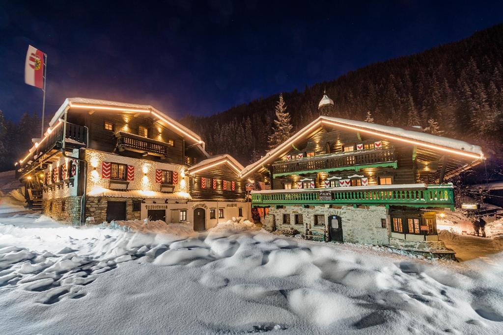 巴德加斯坦MONDI Bellevue Alm Gastein的雪中滑雪小屋