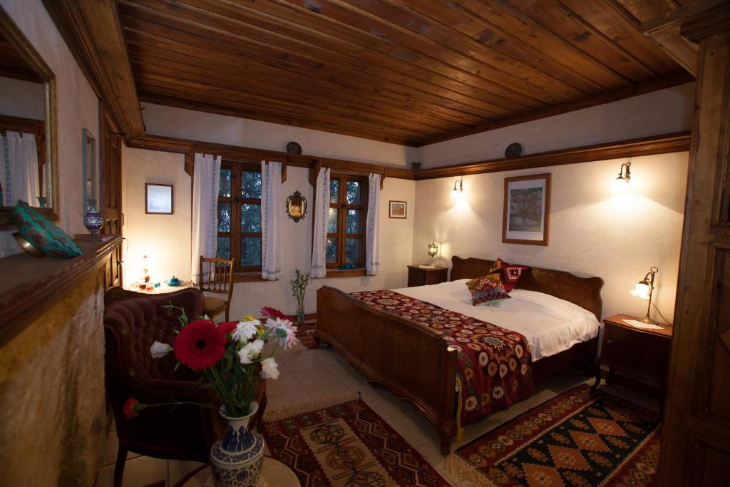 Davazlar霍兰威德勒乡村旅馆的一间卧室,卧室内配有一张大床