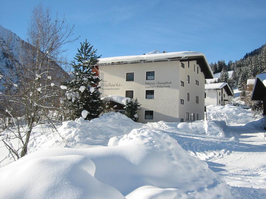 巴赫迈克拉公寓的建筑物前的一堆积雪