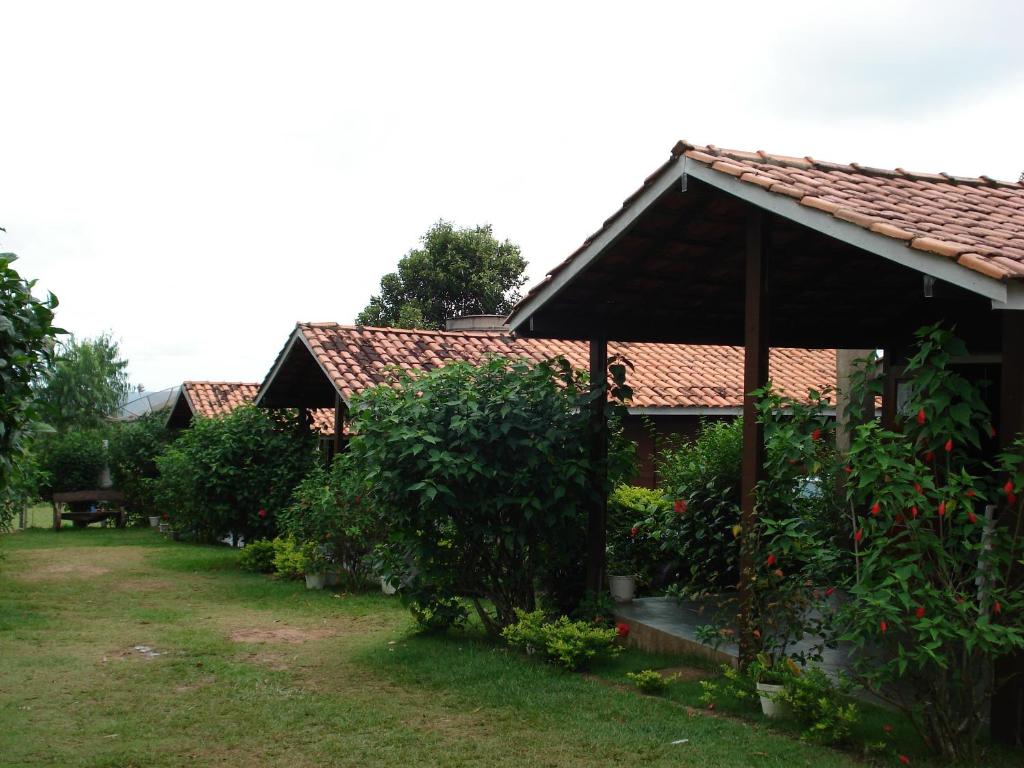 沙帕达-杜斯吉马朗伊斯雅尔丁达沙帕达旅馆的一座带凉亭和灌木的房子