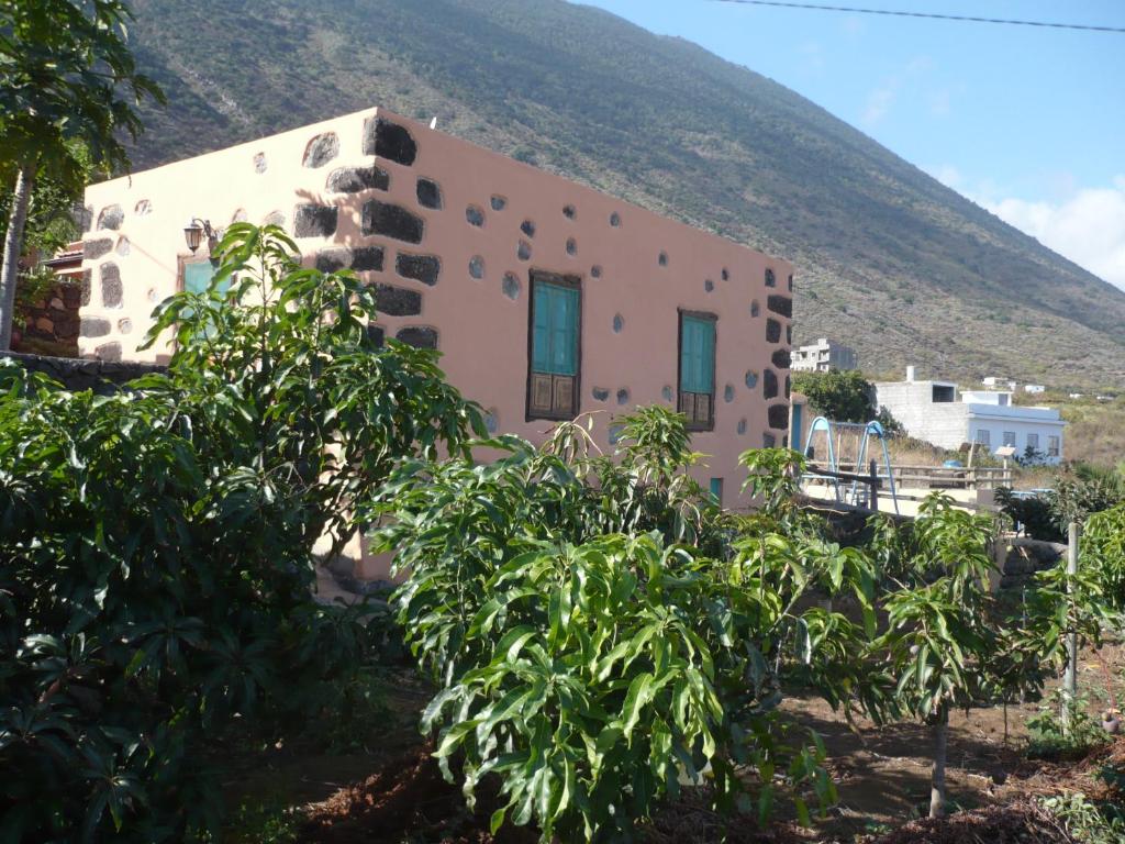 弗龙特拉Casa de Mi Abuela Maria的一座山底建筑