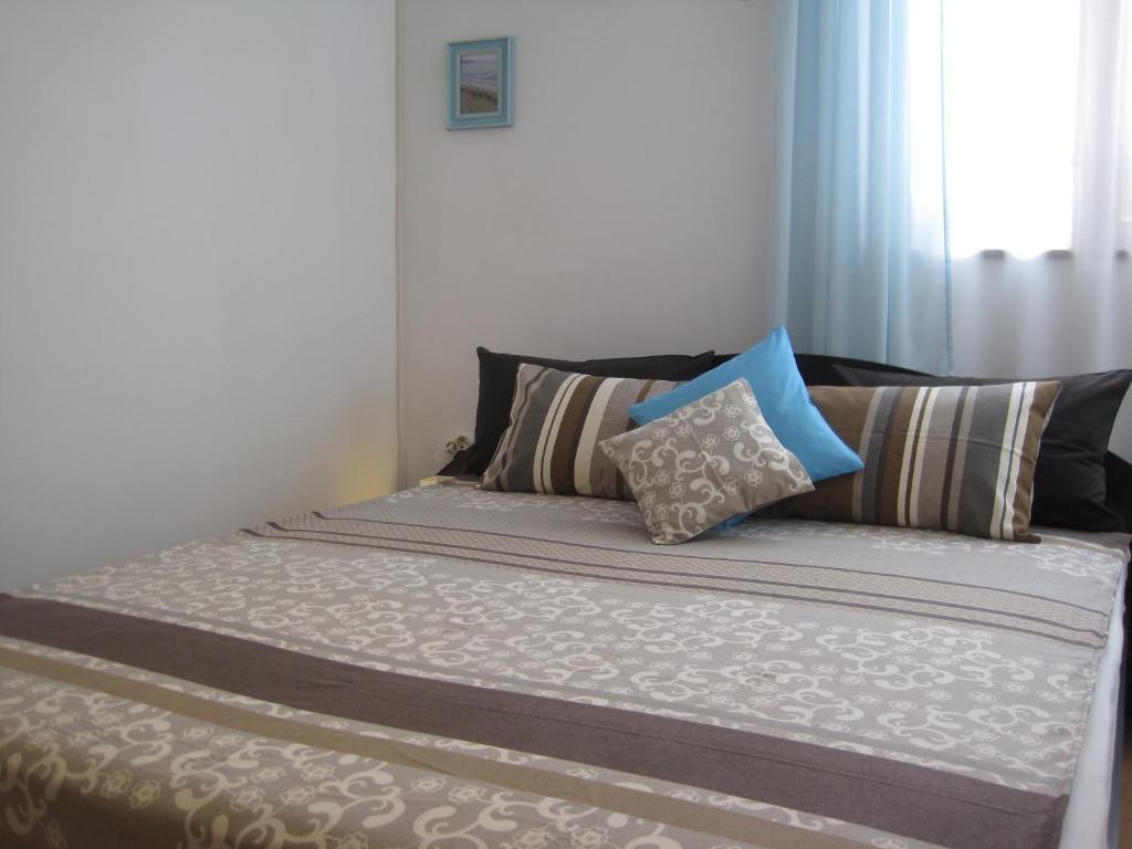 瓦尔纳Apartment Nadejda的一张床上的枕头
