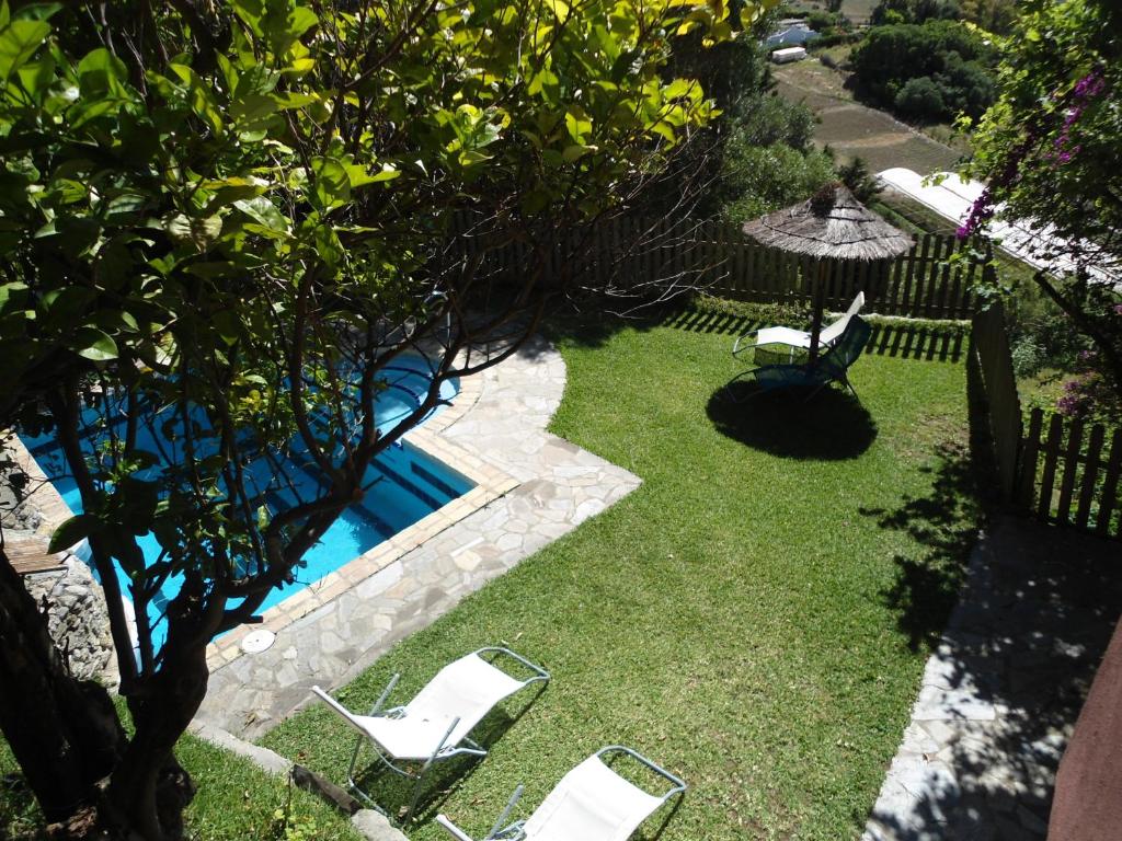 贝赫尔-德拉弗龙特拉Casa Montecote Eco Resort的享有带椅子和游泳池的庭院的上方景色