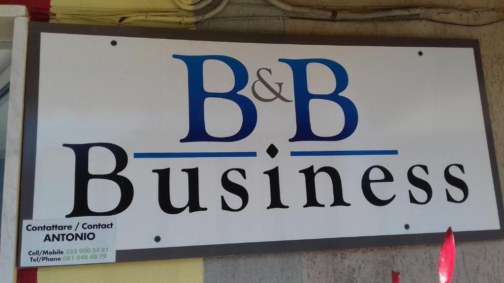 卡萨尔诺沃-迪拿波里商务住宿加早餐旅馆的挂在墙上的大生意的标志