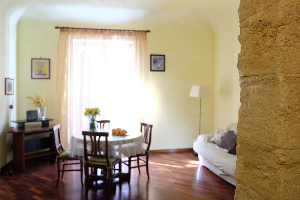 巴勒莫La Casa Di Tufo的客厅配有桌椅和沙发
