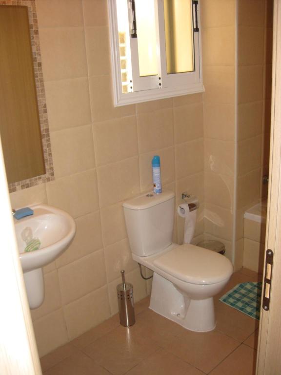 皮拉Pyla Village Resort F110 (Apartment near Larnaca)的一间带卫生间和水槽的浴室