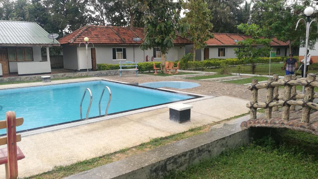 KilinochchiFriends Paradise的房屋前的游泳池