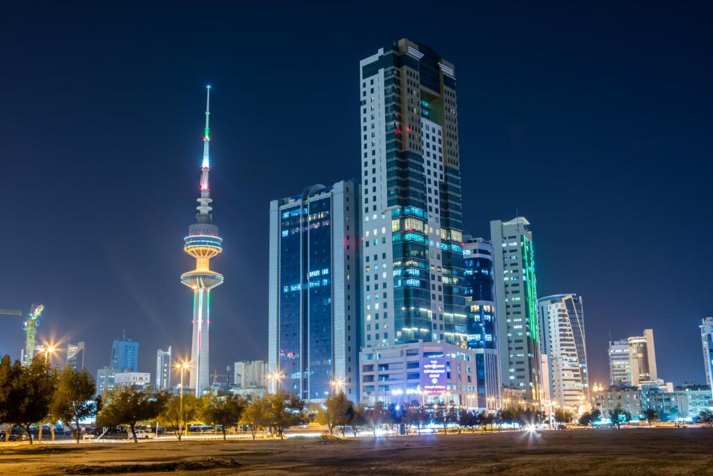 科威特科威特宏伟大酒店的城市天际线,晚上有高楼
