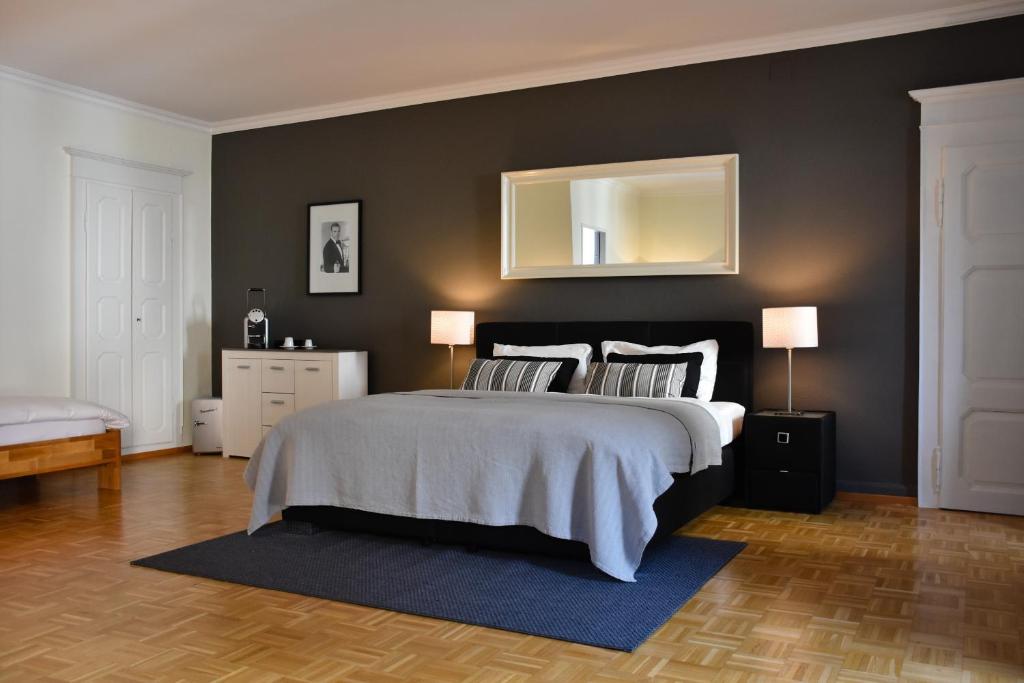阿斯科纳Boutique-Hotel Antica Posta的一间卧室配有一张大床和镜子