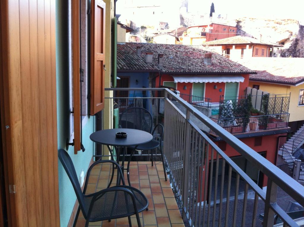 马尔切西内Casa Vacanze Lucia的大楼内的阳台配有桌椅
