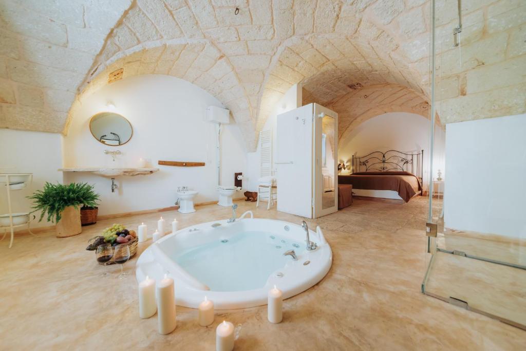 蒙塔尔巴诺马塞里亚安雪拉酒店的一间大浴室,内设一个大浴缸