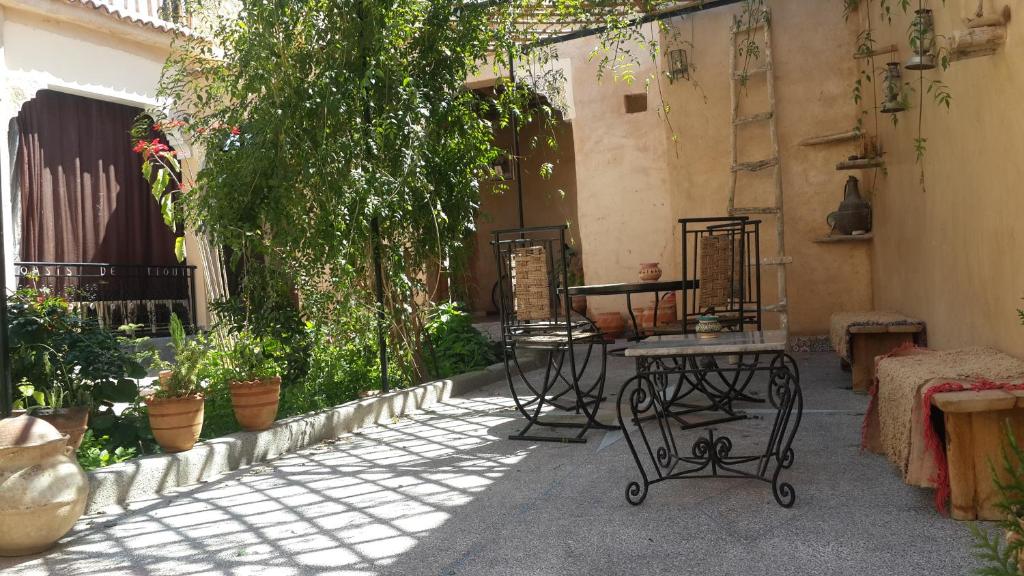 TioutOasis de Tiout的庭院配有桌椅和植物