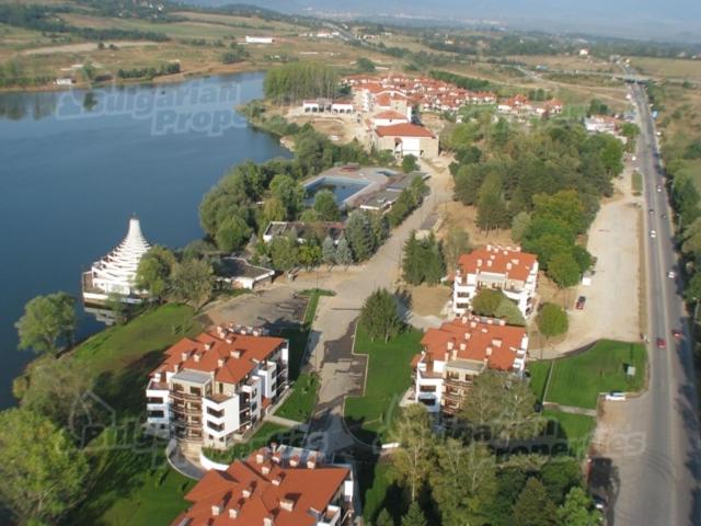 普拉韦茨Pravets Spa Resort Apartments的享有湖畔小镇的空中景色