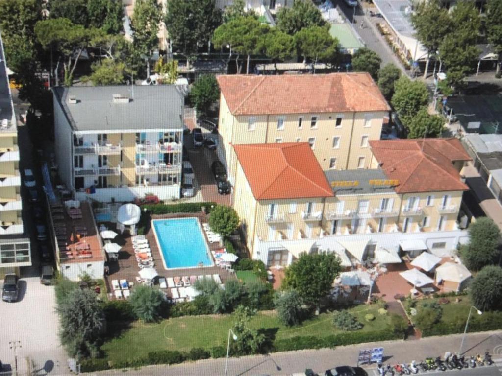 里米尼博拉尔斯特拉酒店的享有酒店空中美景,设有游泳池