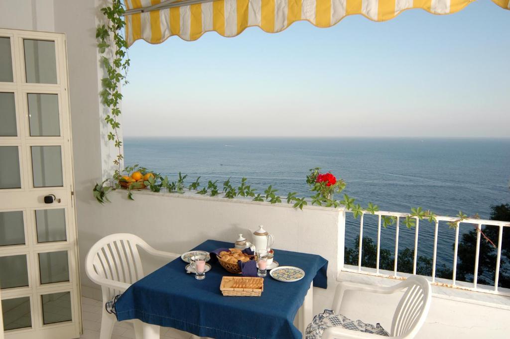 阿马尔菲Turchese的一张桌子,阳台上配有蓝色桌布