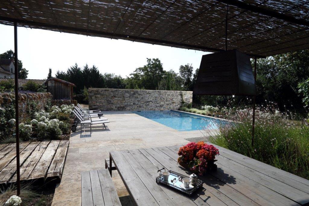 LozeLa Maison Du Meunier的后院设有游泳池和木甲板